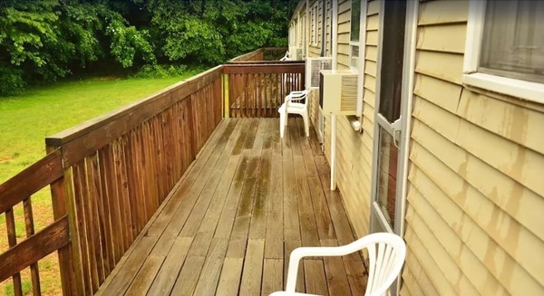 Two Queens with Deck (NO SMOKING & NO PETS) Photo 5